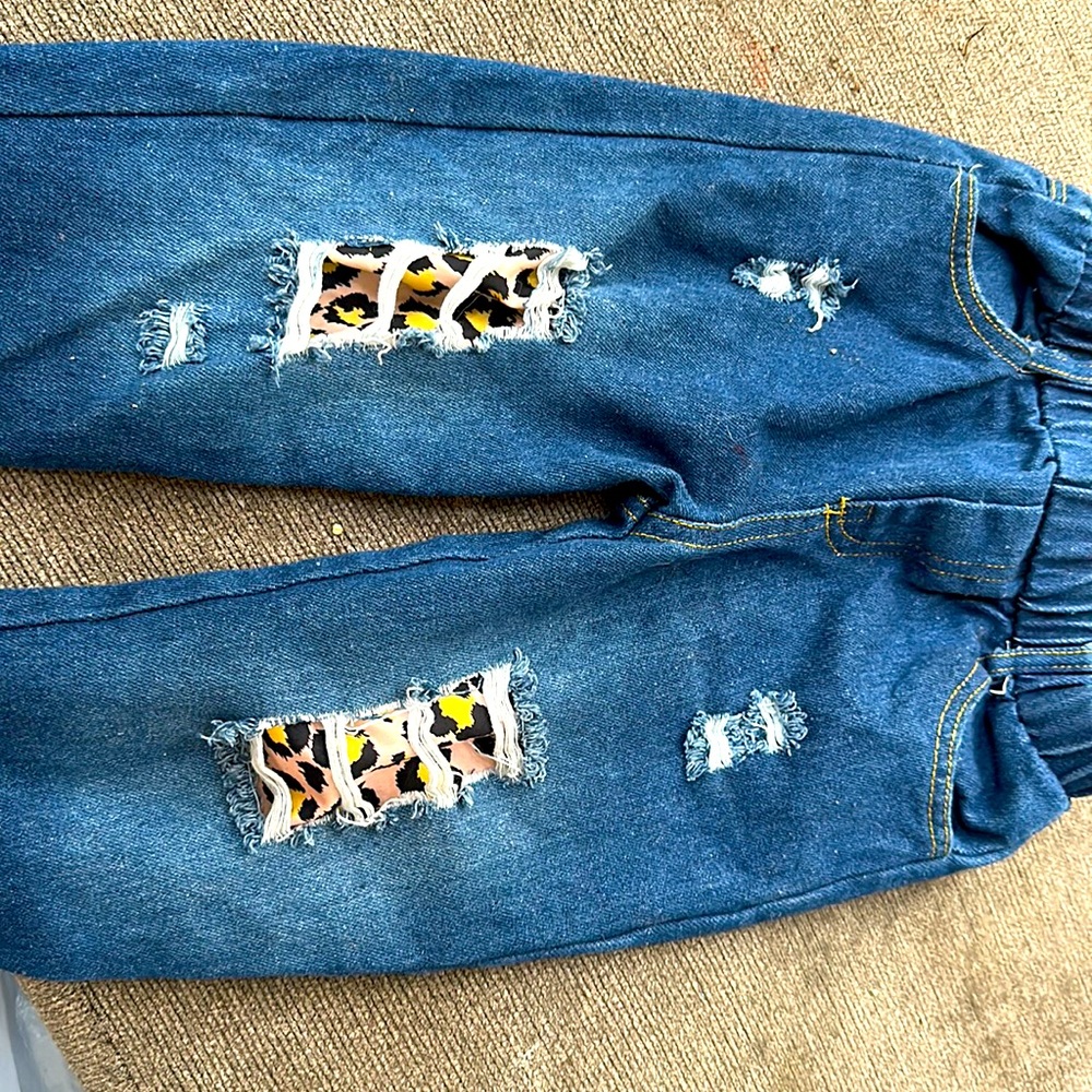 Little girls 4-5 jeans with cute distressed cheetah print.